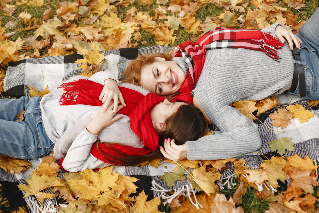 Nette und stylische Familie im Herbstpark - Foto, Bild