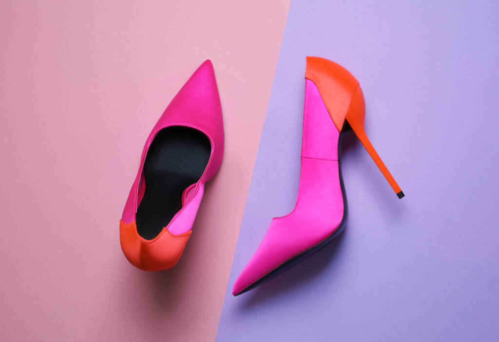 Par de hermosos zapatos en el fondo de color, vista superior - Foto, imagen