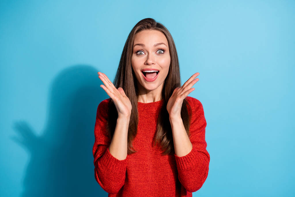 Fotografie užaslé pozitivní dívka dojem křik opotřebení pulovr izolované přes modré barvy pozadí - Fotografie, Obrázek