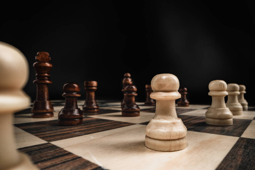 Macro shot de figures d'échecs en bois à bord - Photo, image