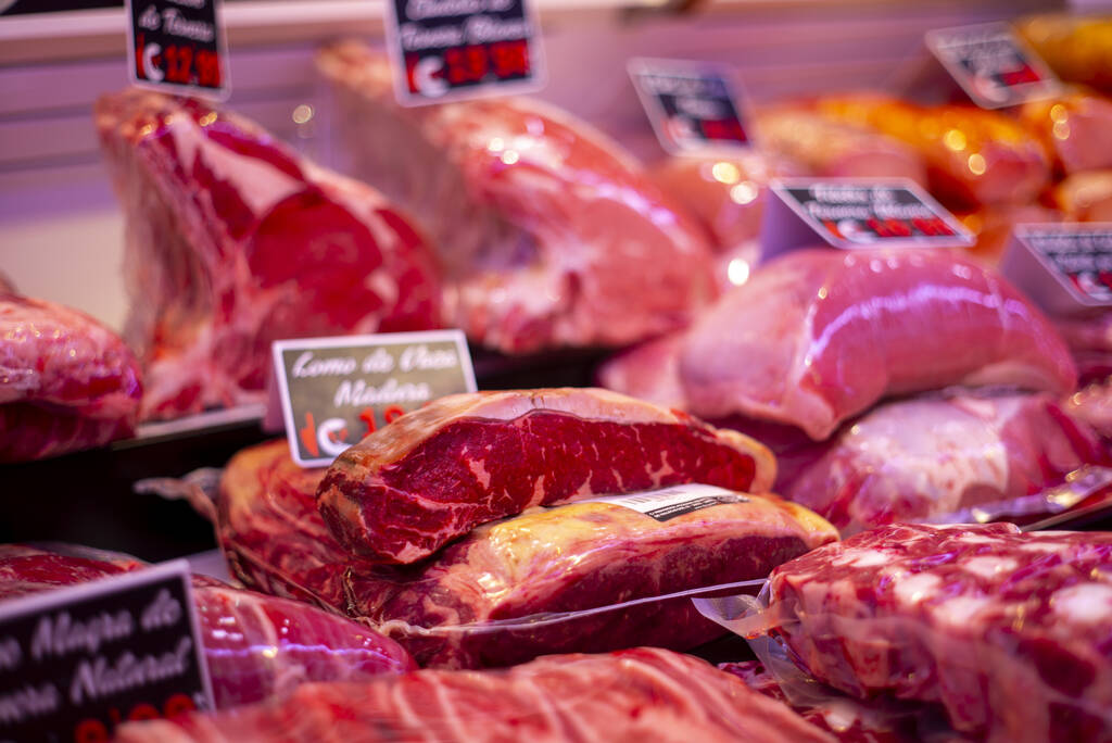 Verse rauwe verschillende vlees plakjes op een slagerij plank met prijskaartjes - Foto, afbeelding