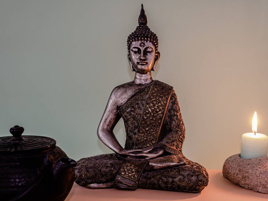 La statue de Bouddha avec des bougies sur une table - Photo, image