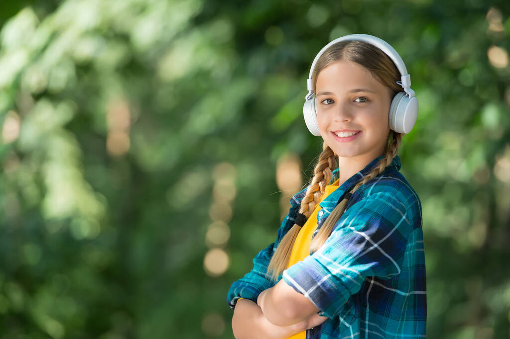 Παίξε δυνατά μουσική. Το χαρούμενο κορίτσι ακούει μουσική με ακουστικά. Σύγχρονη ζωή. Νέα τεχνολογία. Καλοκαιρινές διακοπές. Καλές δονήσεις, αντίγραφο χώρου - Φωτογραφία, εικόνα