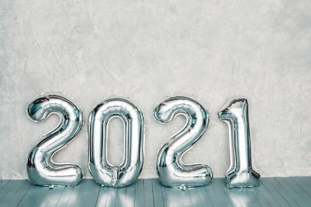 Ezüst 2021-es lufik. Boldog új évet 2021-ben. Fémszámok 2021 - Fotó, kép