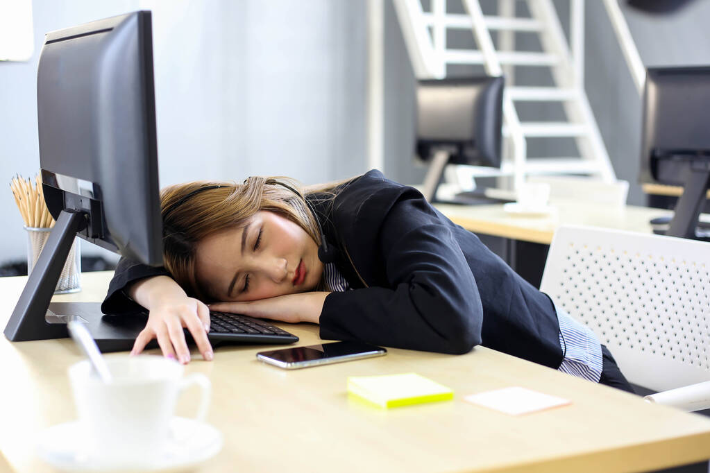 bella asiatico donna lavoro Difficile donne cadere sonno a ufficio
 - Foto, immagini