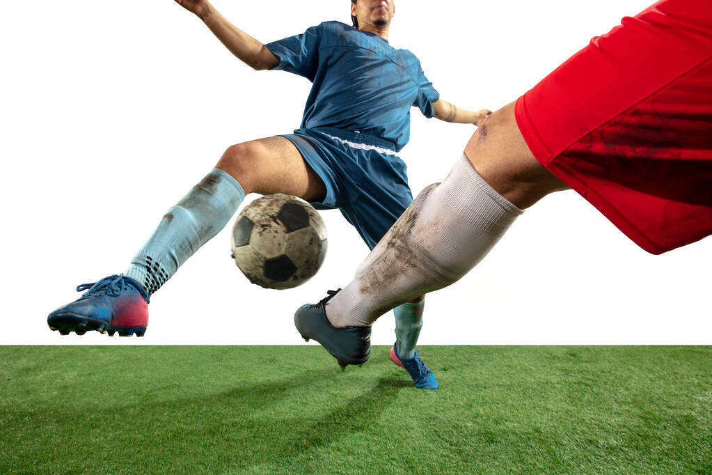 Profesyonel futbolun bacakları kapalı, futbol oyuncuları sahada top için savaşıyor, beyaz arka planda izole edilmiş. - Fotoğraf, Görsel
