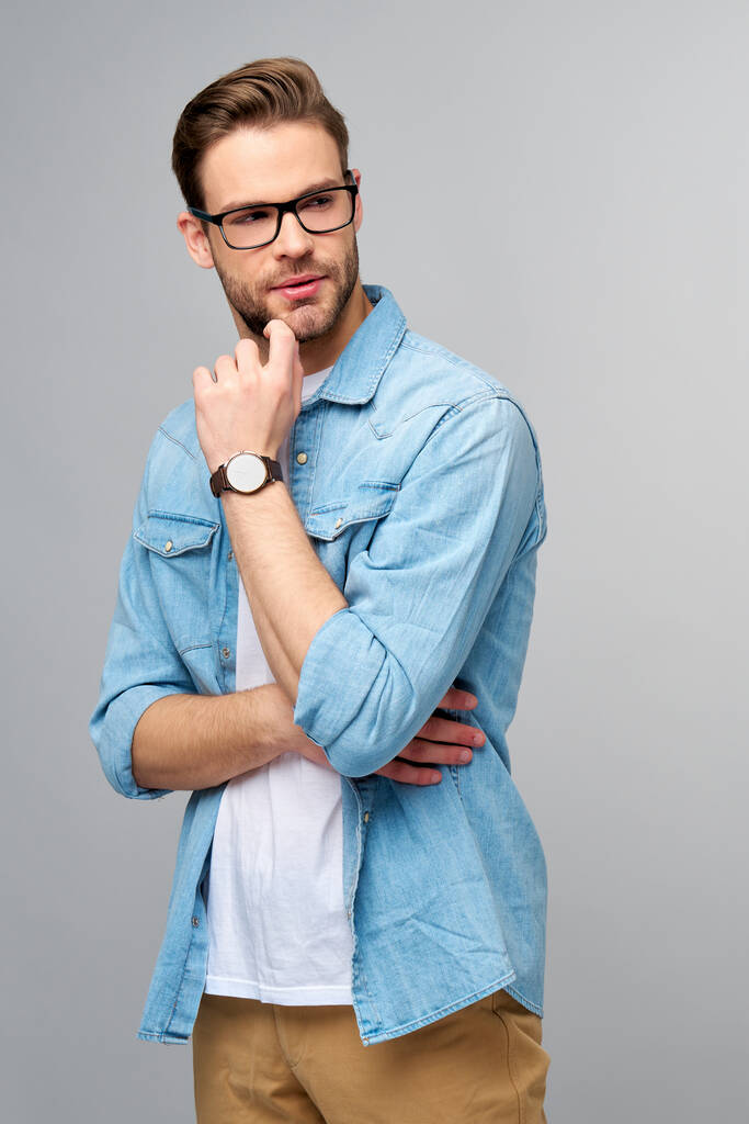 Portrait de jeune homme caucasien beau en jeans chemise sur fond clair - Photo, image