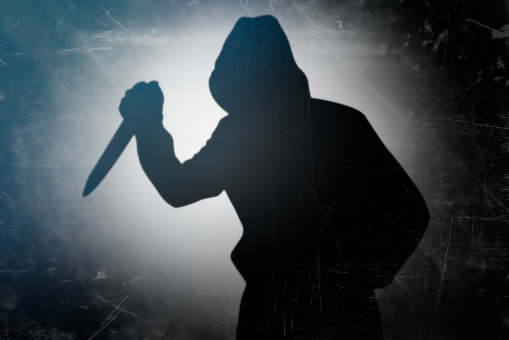 L'ombre du meurtrier tenant l'arme du crime. Silhouette d'homme avec un couteau à la main - Photo, image