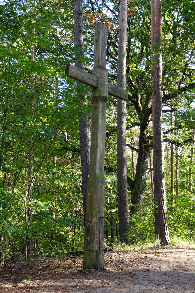 La croce sommitale sulla montagna più alta di Reinickendorfs Ehrenpfortenberg a Berlino Tegel - Foto, immagini