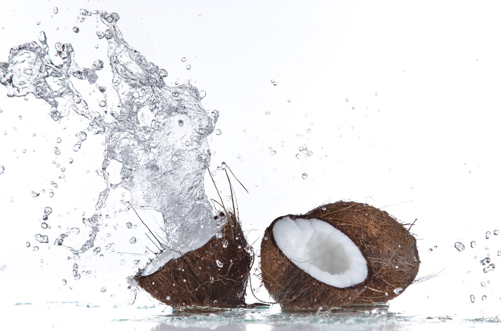 ココナッツ水のしぶきを - 写真・画像