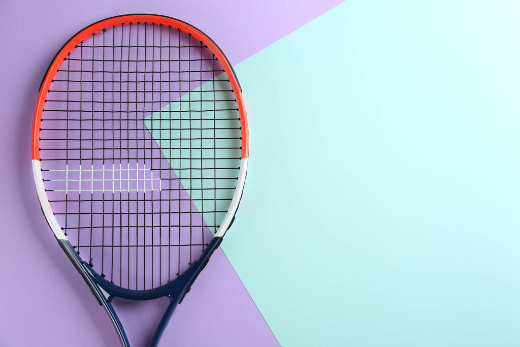 Tennisschläger auf farbigem Hintergrund, Draufsicht. Raum für Text - Foto, Bild