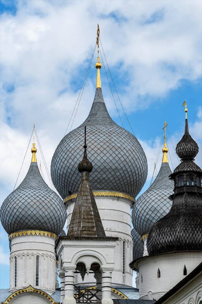 Oroszország, Rosztov, 2020. július. Csodálatos kupolák, keresztek és tornyok a felhős ég ellen. - Fotó, kép
