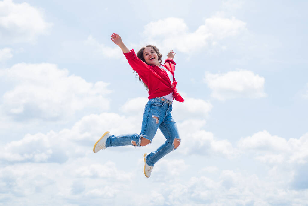 Ευτυχισμένο ενεργητικό παιδί αισθάνεται ελεύθερο και πηδάει ψηλά, ελευθερία - Φωτογραφία, εικόνα