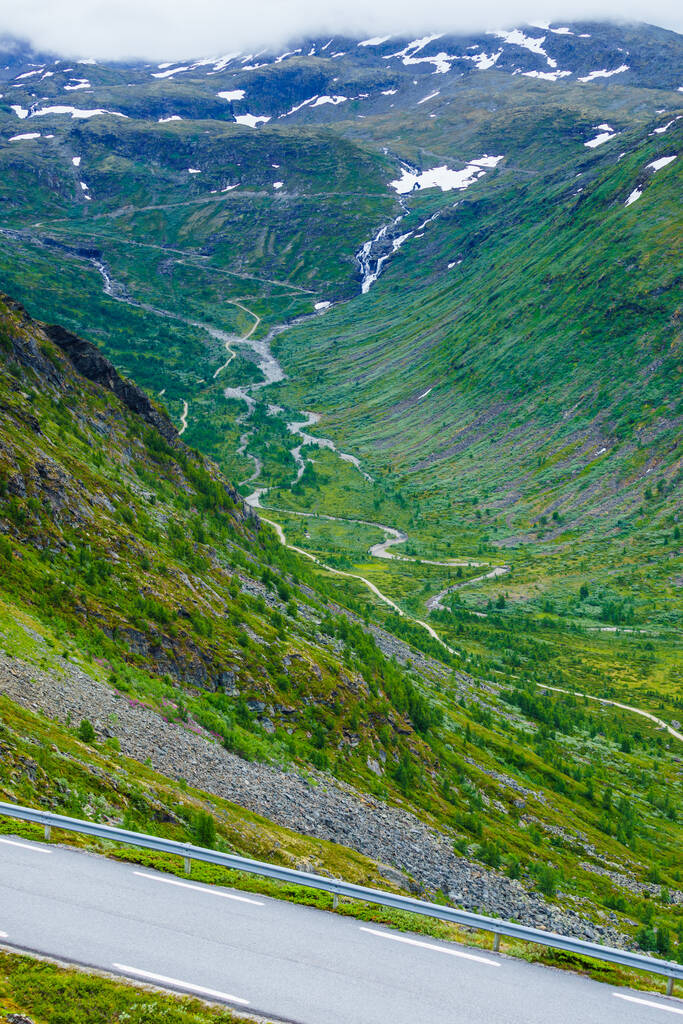 Verano montañas paisaje en Noruega, tiempo nublado. Ruta turística nacional 55 Sognefjellet. - Foto, Imagen