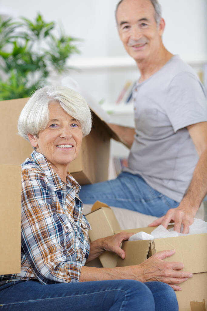 szczęśliwy senior para pakowania kartonowe pudełko - Zdjęcie, obraz