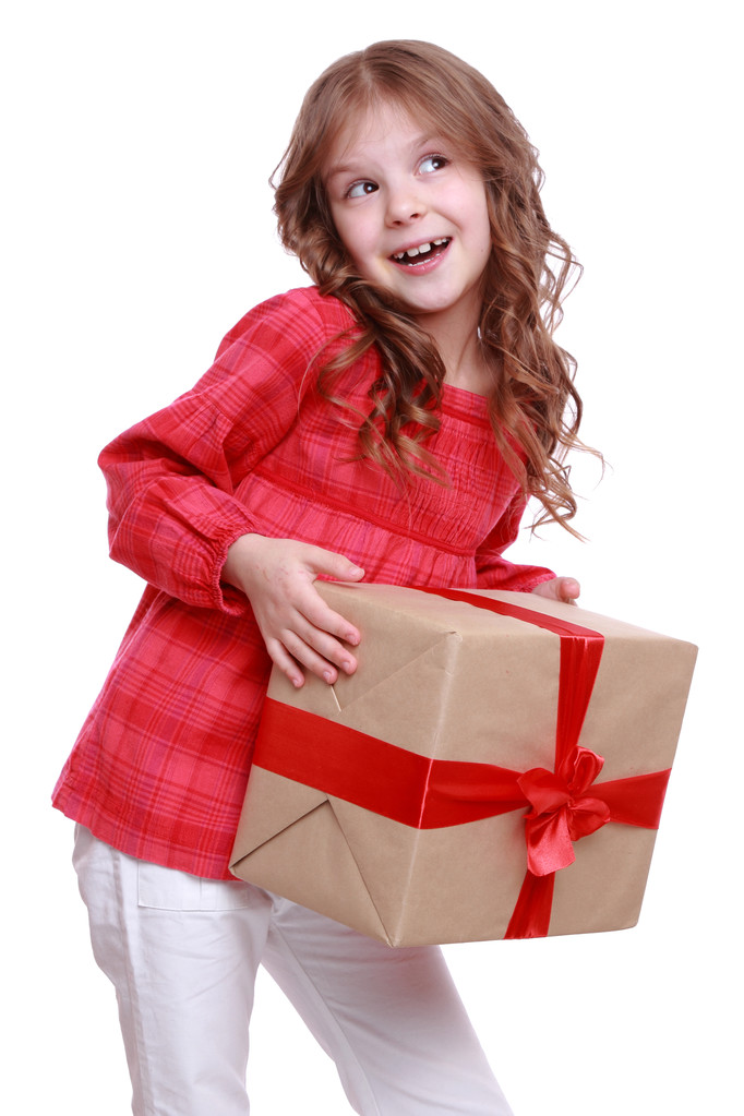 klein meisje houdt van een geschenk - Foto, afbeelding