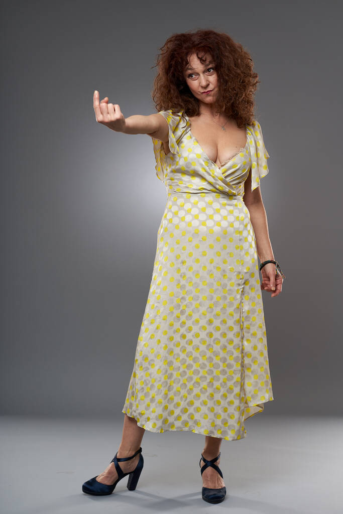 Kauneus 50-vuotiaana. Studio muotokuva kypsä kihara tukka nainen pitkä mekko - Valokuva, kuva