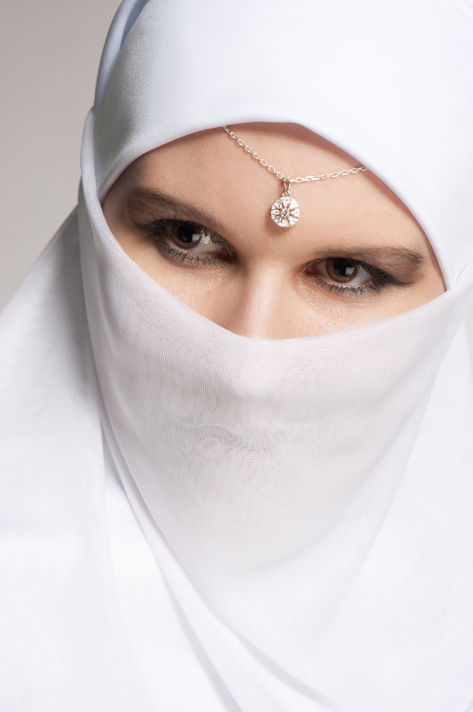 Nainen hijabissa.
 - Valokuva, kuva