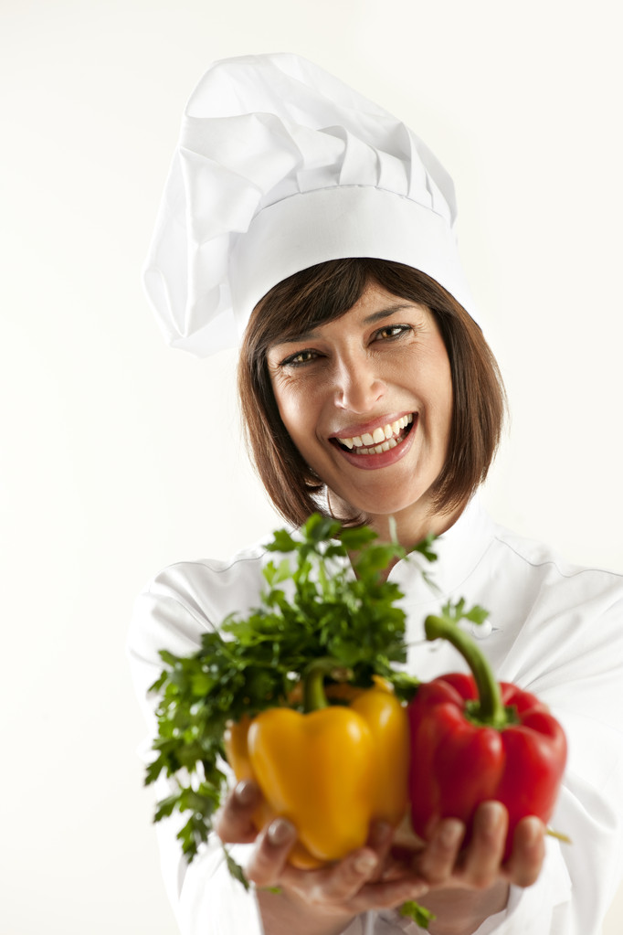 Chef féminine joyeuse avec des légumes
 - Photo, image