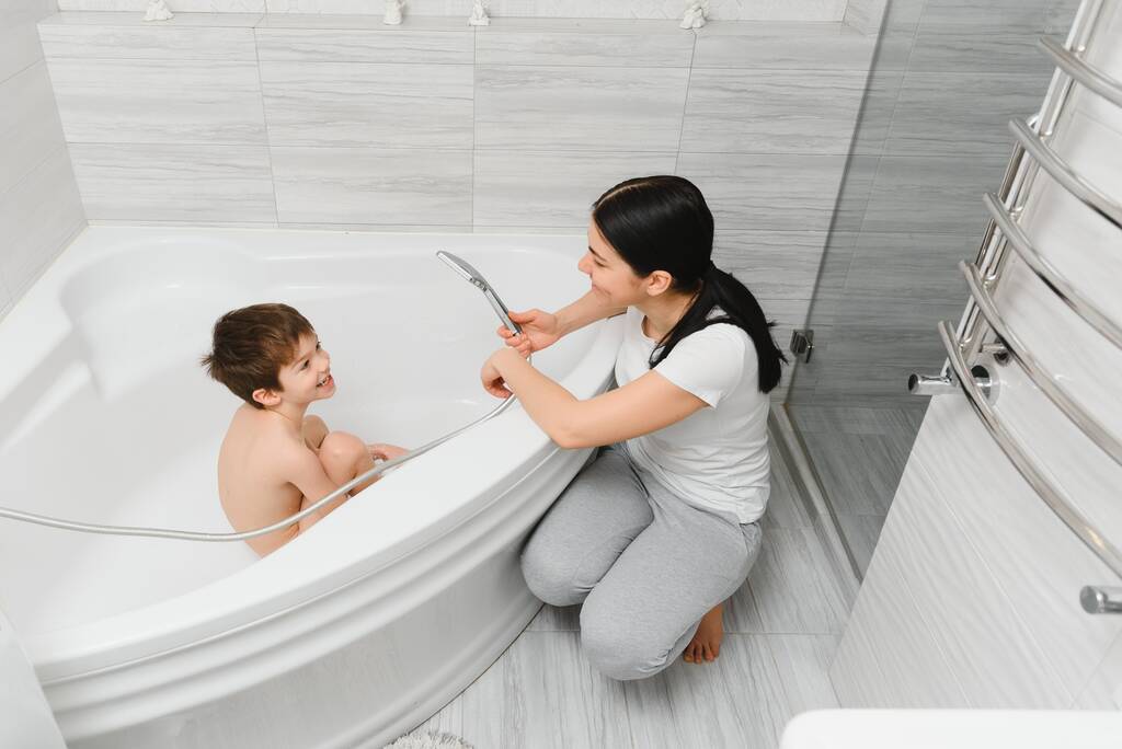 Madre lavaggio figlioletto in bagno - Foto, immagini