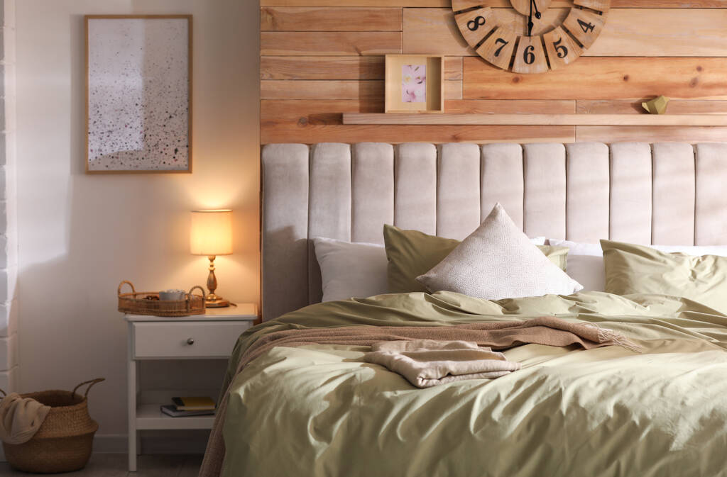 Άνετο κρεβάτι με νέα λευκά είδη φιστικιού σε μοντέρνο εσωτερικό χώρο - Φωτογραφία, εικόνα