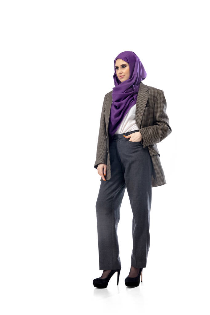 Bella donna araba in posa in elegante abbigliamento ufficio isolato su sfondo studio. Concetto moda - Foto, immagini