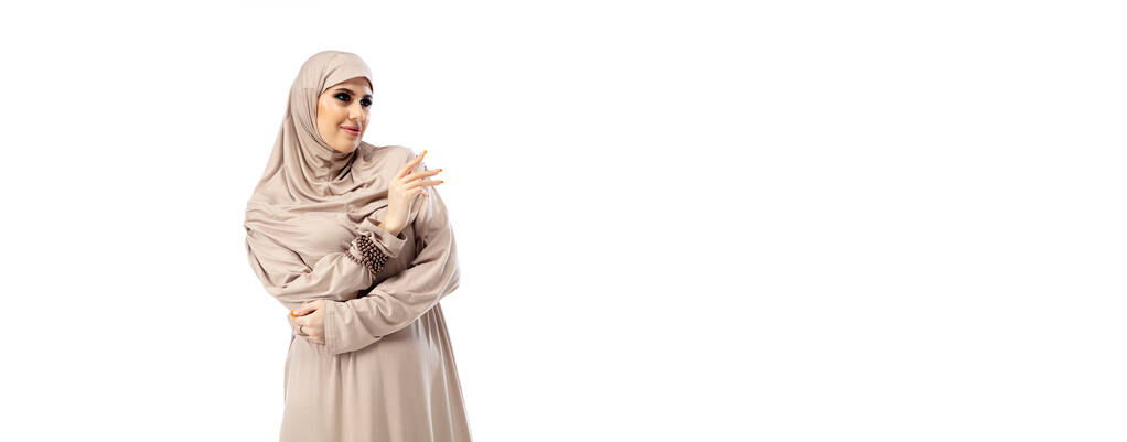 Krásná arabská žena pózující ve stylovém hidžábu izolované na pozadí studia. Módní koncept - Fotografie, Obrázek