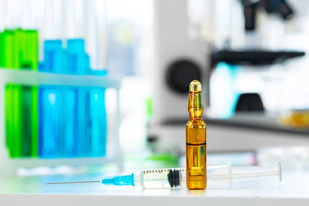 Bottiglia di vetro di farmaci per preparazioni iniettabili sul tavolo - Foto, immagini