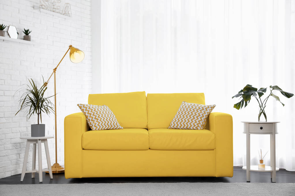 Χρώμα του έτους 2021. Κομψό εσωτερικό δωμάτιο με κίτρινο καναπέ - Φωτογραφία, εικόνα
