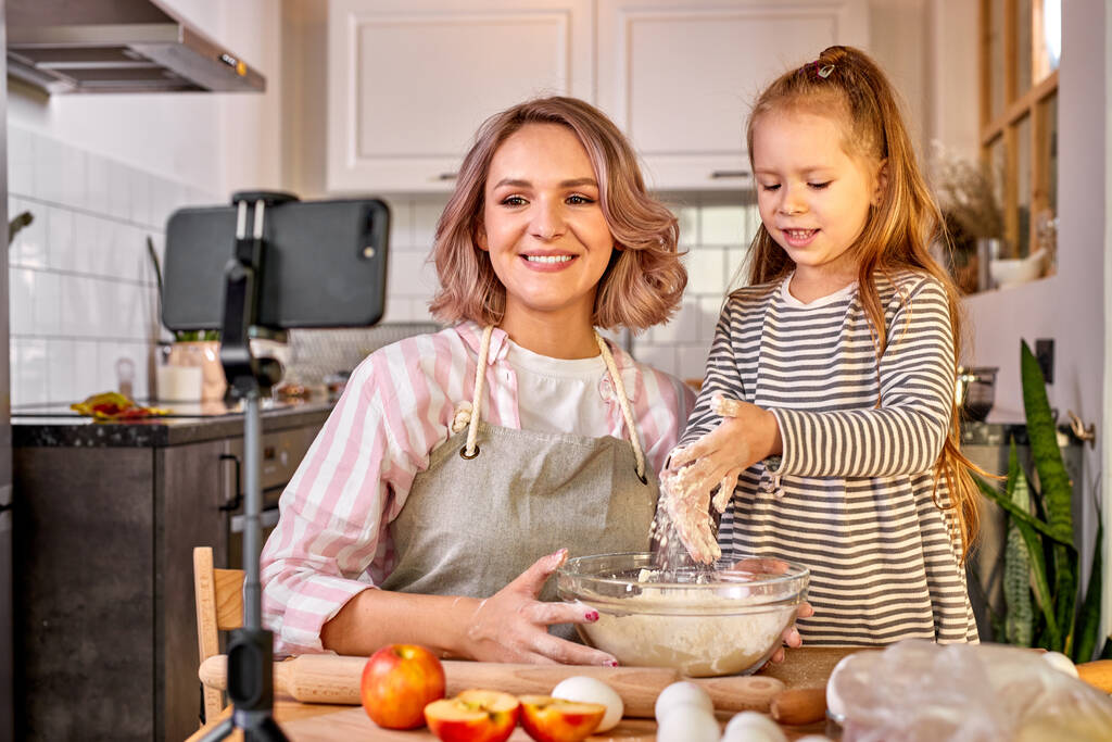 Foodbloggerin Mutter und Tochter bereiten gemeinsam in Quarantäne Kekse für Coronavirus Covid19 zu - Foto, Bild