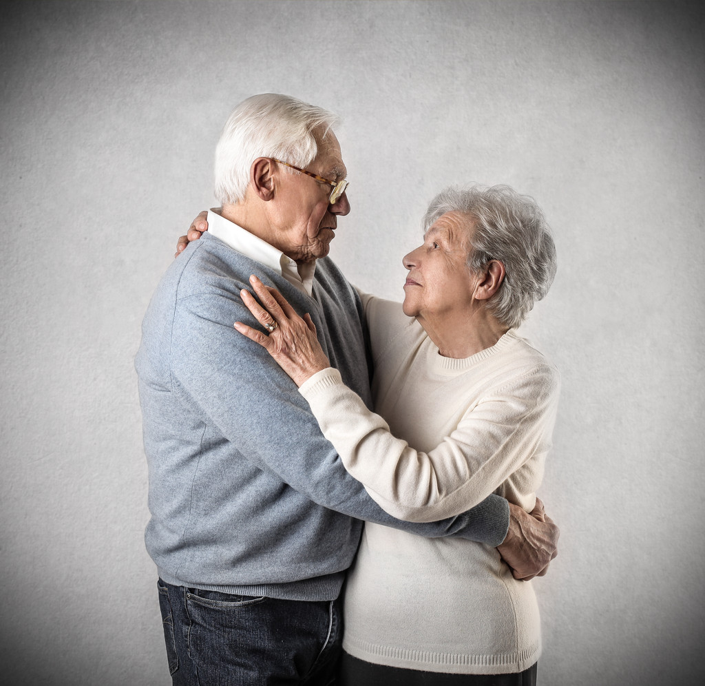 γέρος και γυναίκα κοιτάζοντας ο ένας τον άλλον - Φωτογραφία, εικόνα