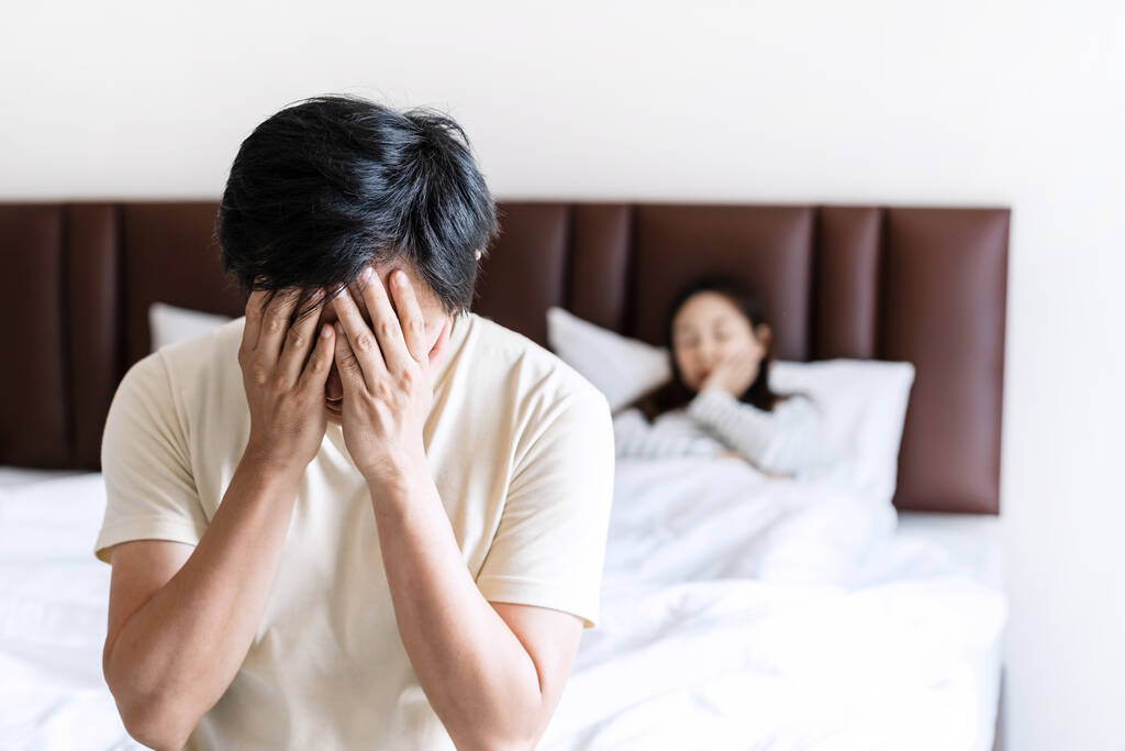 Koca, seks yaptıktan sonra huysuz eş yatakta yatarken ereksiyon sorunu yüzünden stresli ve baskı altında hisseder. - Fotoğraf, Görsel