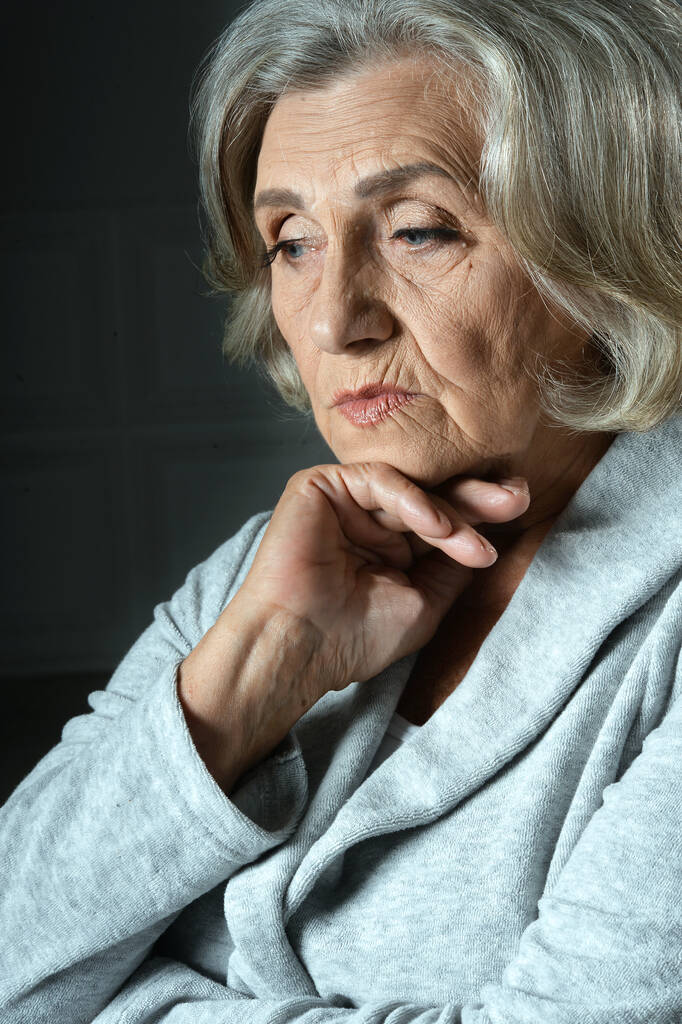 Güzel, üzgün, yaşlı bir kadının portresi - Fotoğraf, Görsel