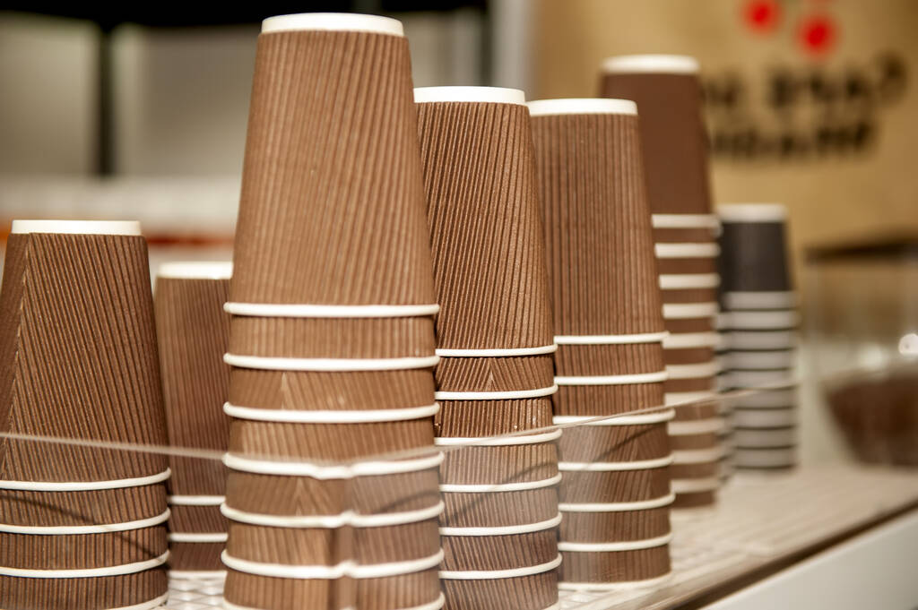 tazas de papel para café en la mesa del restaurante - Foto, imagen