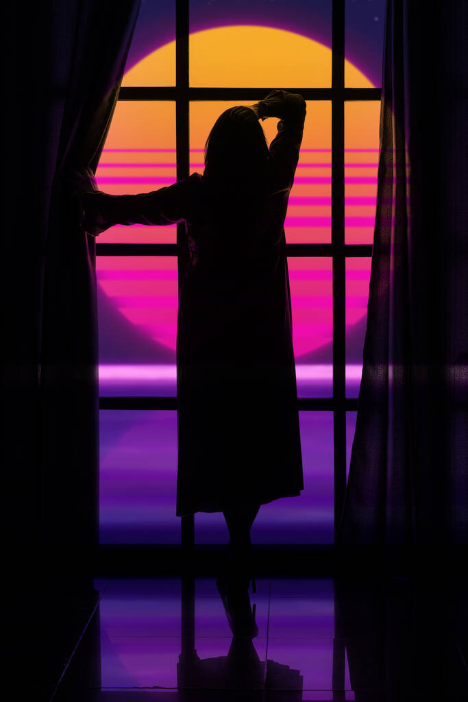krásná silueta ženy v dlouhém peignoiru u velkého okna na pozadí velkého večerního slunce - Fotografie, Obrázek