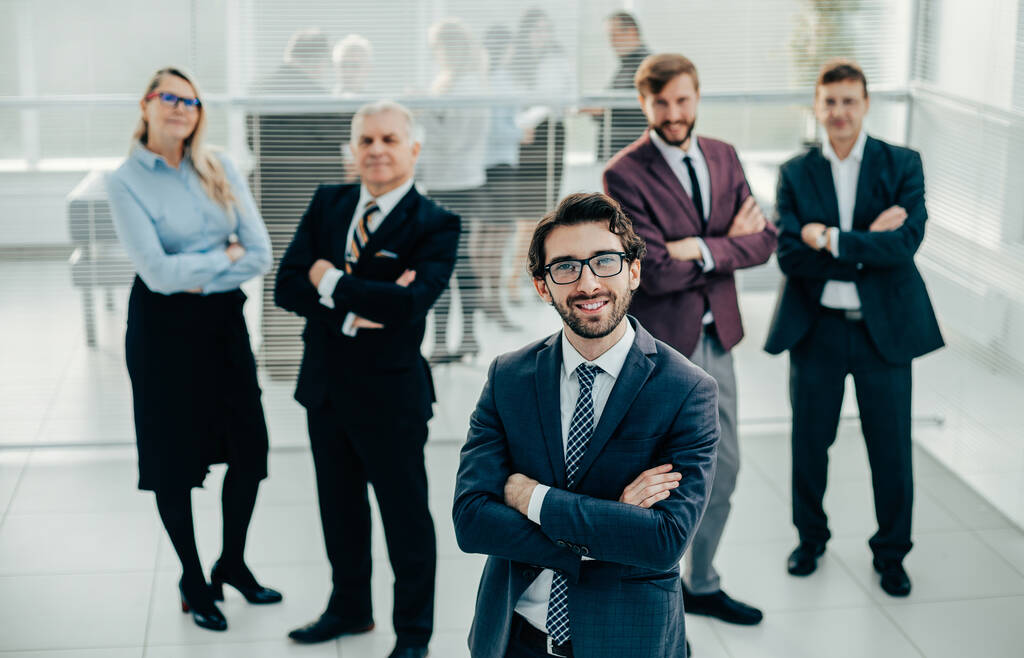 Gruppe erfolgreicher Geschäftsleute im Büro - Foto, Bild