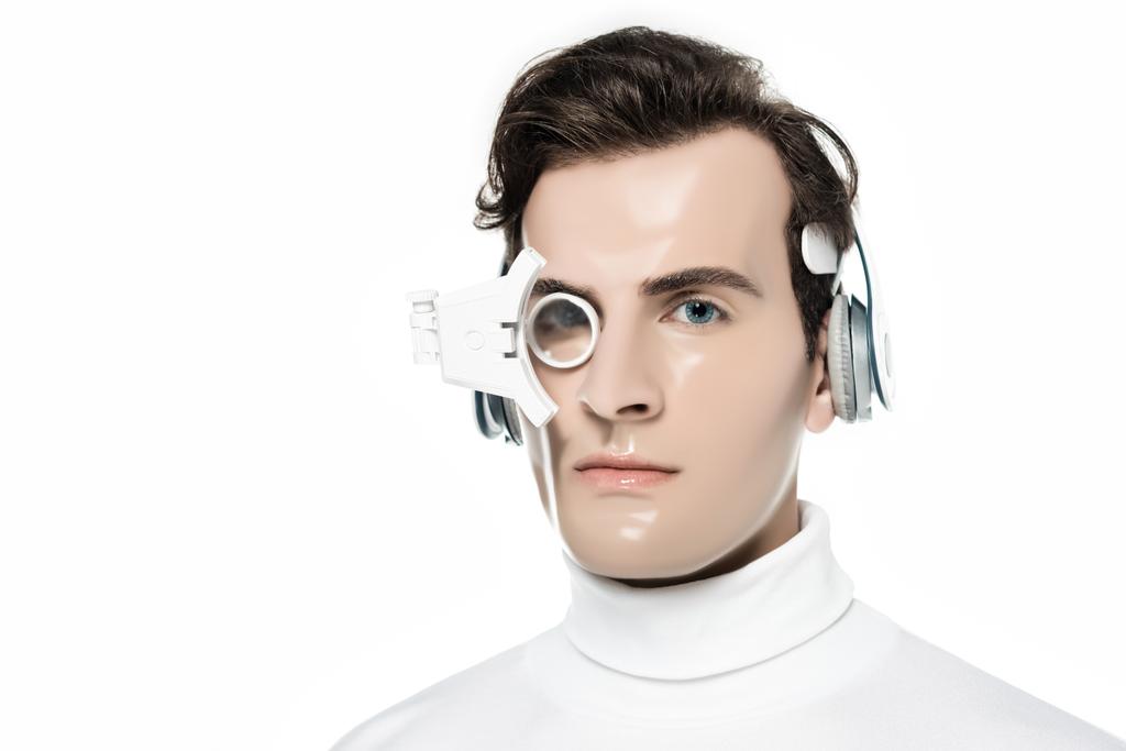 Brunetka cyborg człowiek w słuchawki i soczewki oczu patrząc na aparat odizolowany na białym - Zdjęcie, obraz