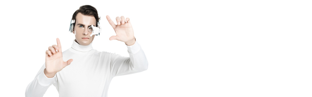 Cyborg άνθρωπος με ακουστικά και ψηφιακό φακό μάτι αγγίζοντας κάτι που απομονώνονται σε λευκό, banner - Φωτογραφία, εικόνα