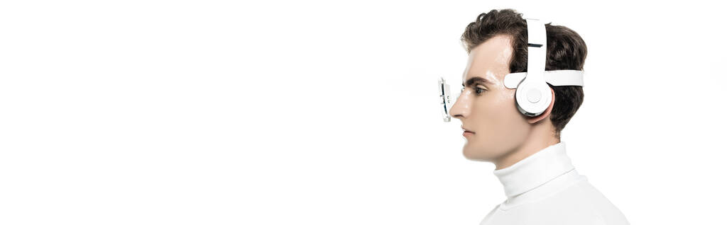Cyborg Brunette en lentille oculaire numérique et écouteurs regardant loin isolé sur blanc, bannière - Photo, image