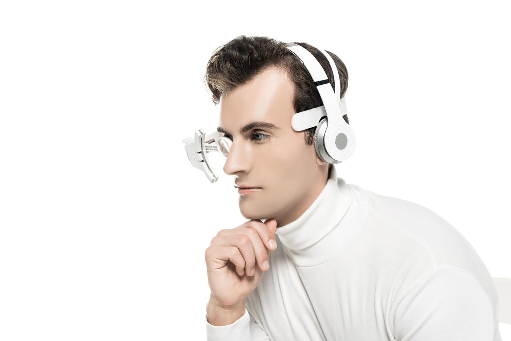 Cyborg digitális szemlencse és fejhallgató kézzel közel áll elszigetelt fehér - Fotó, kép