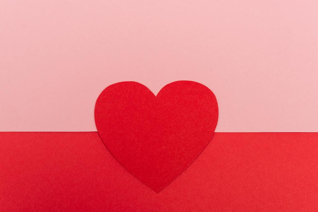 vista superior del corazón de papel sobre fondo rojo y rosa - Foto, imagen