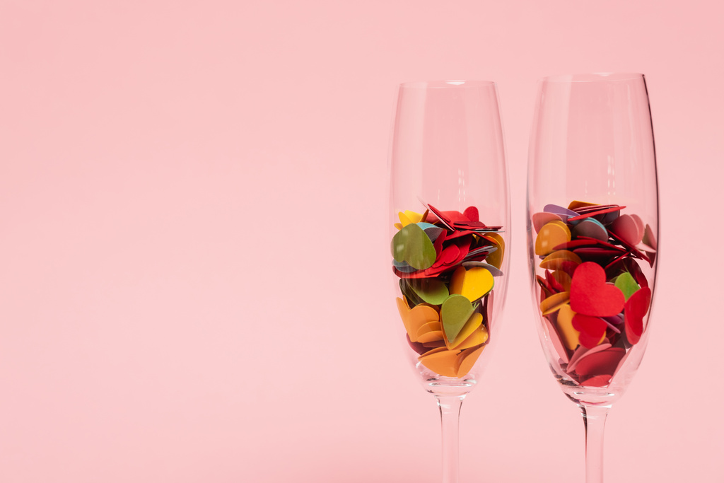 corações coloridos em copos de champanhe isolados em rosa - Foto, Imagem