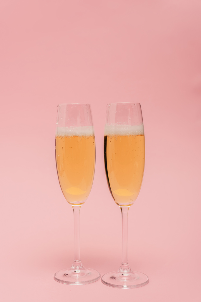 bicchieri di champagne isolati su rosa - Foto, immagini