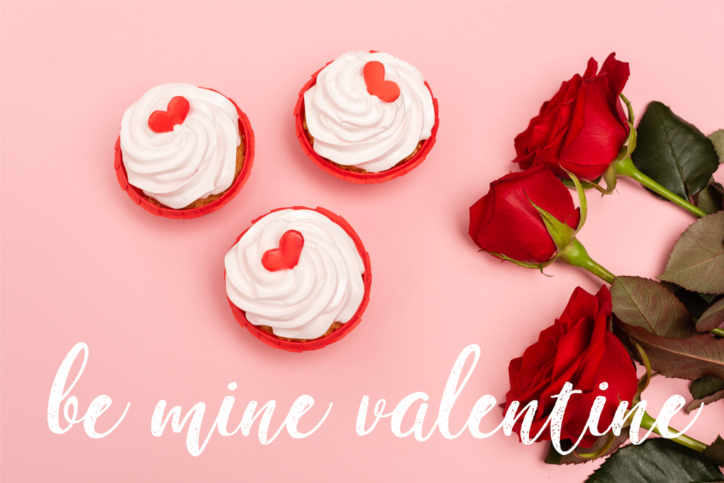 Draufsicht auf rote Rosen und Cupcakes in der Nähe von meinem valentine Schriftzug auf rosa - Foto, Bild