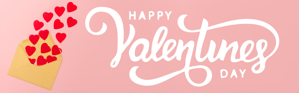 vue du haut des coeurs de papier rouge et enveloppe près de joyeux lettrage Saint-Valentin sur fond rose, bannière - Photo, image