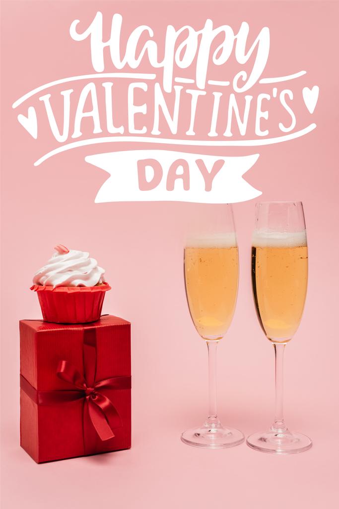 copas de champán cerca de regalo, cupcake y feliz día de San Valentín letras en rosa - Foto, imagen