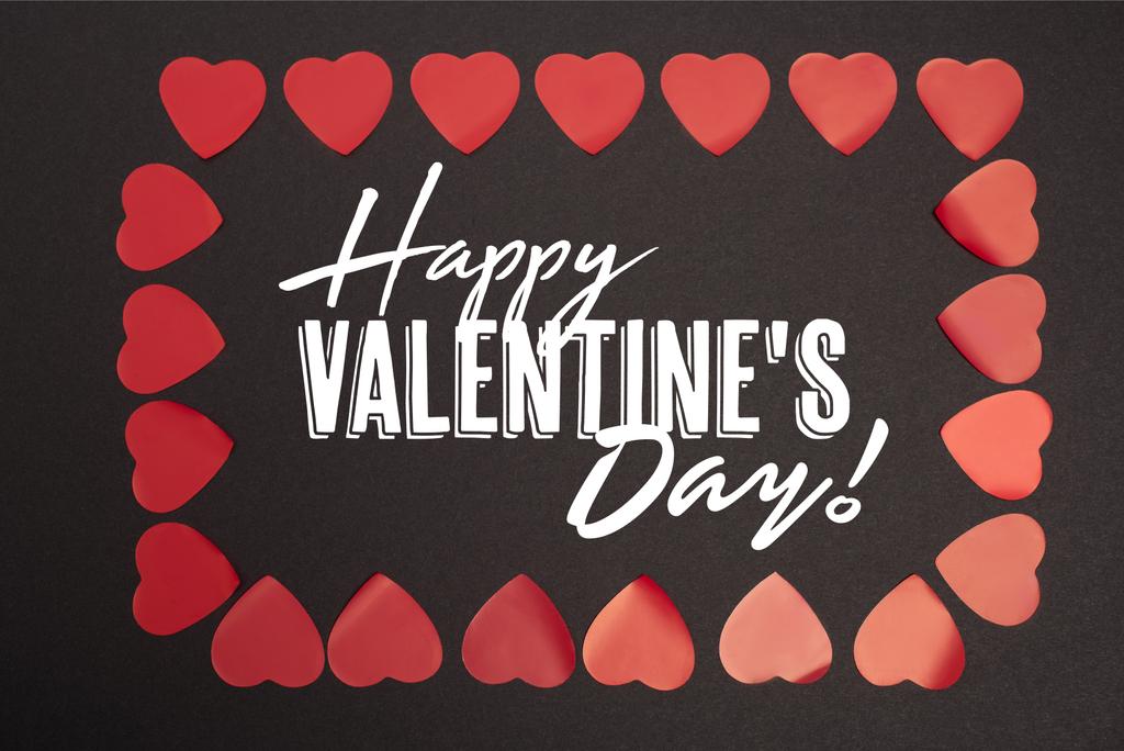 Draufsicht glücklicher Valentinstag Schriftzug im Herzrahmen auf Schwarz - Foto, Bild