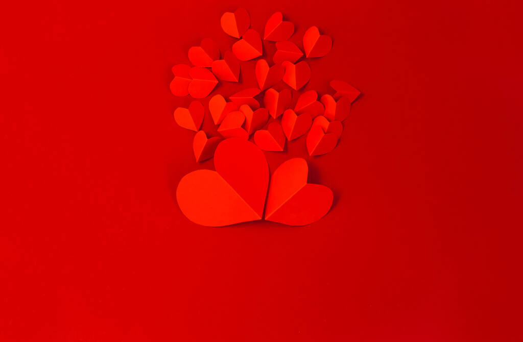 Ημέρα του Αγίου Βαλεντίνου έννοια με κόκκινες καρδιές σε κόκκινο φόντο, επίπεδη lay, αντίγραφο χώρου - Φωτογραφία, εικόνα