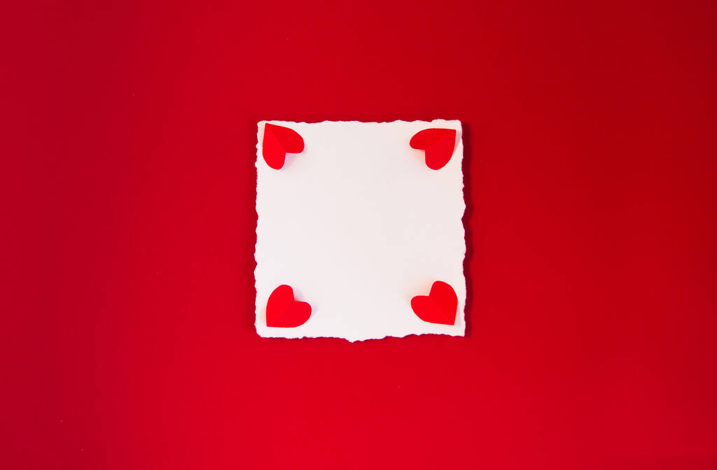 Открытка для текста на красном фоне и сердец красный, концепция День святого Валентина свадебное поздравление, копировальное пространство - Фото, изображение