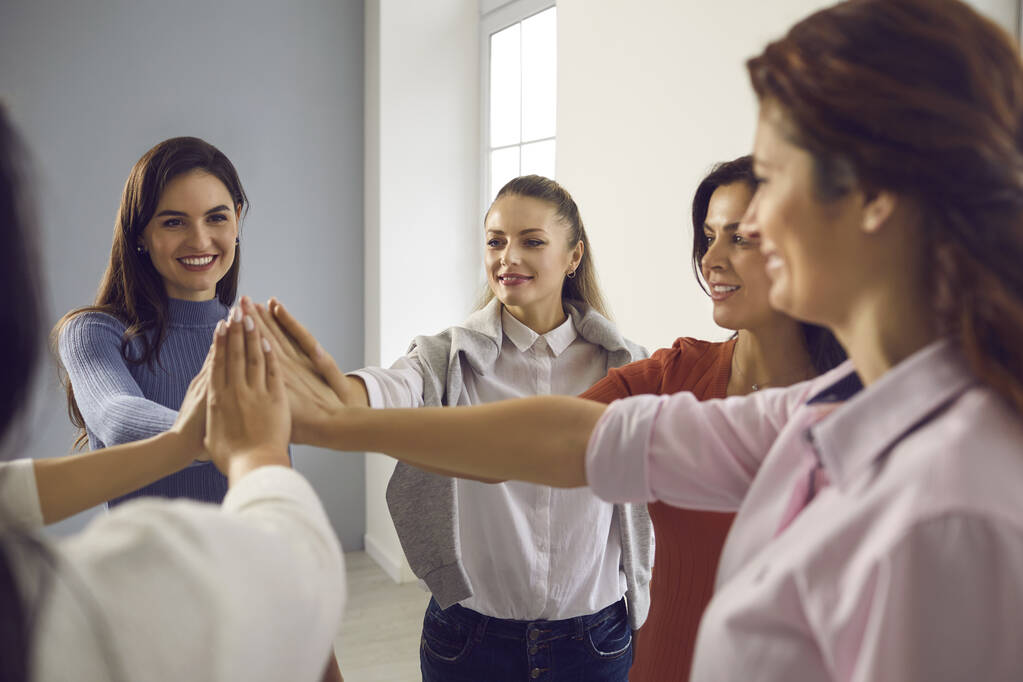 Equipe de mulheres felizes de pé em círculo e unindo as mãos, sentindo-se unidas e capacitadas - Foto, Imagem